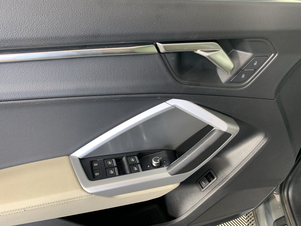 Vehicle photo 14