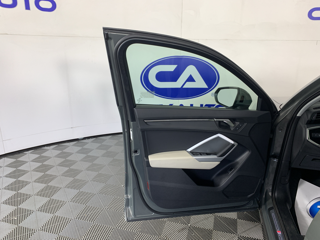 Vehicle photo 13