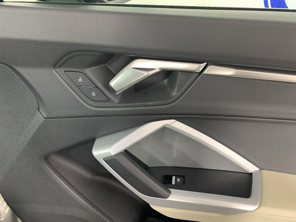 Vehicle photo 40