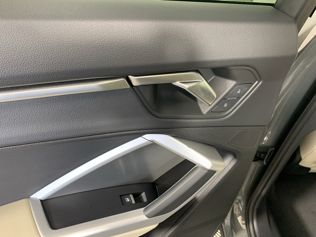 Vehicle photo 31