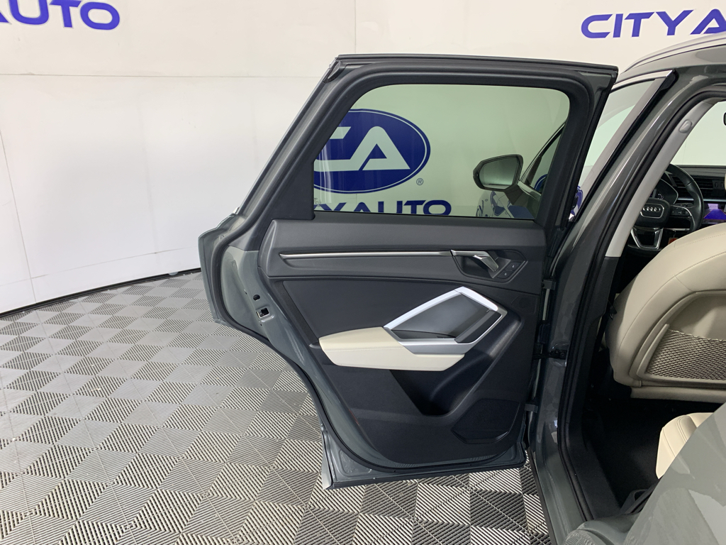Vehicle photo 30