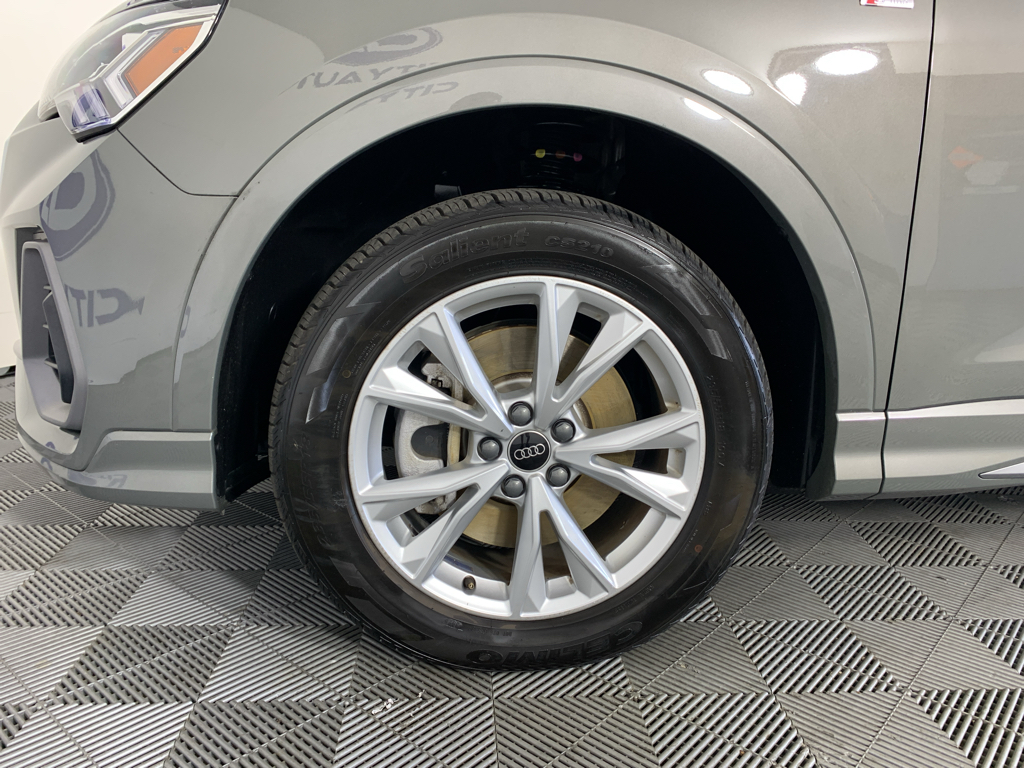 Vehicle photo 11
