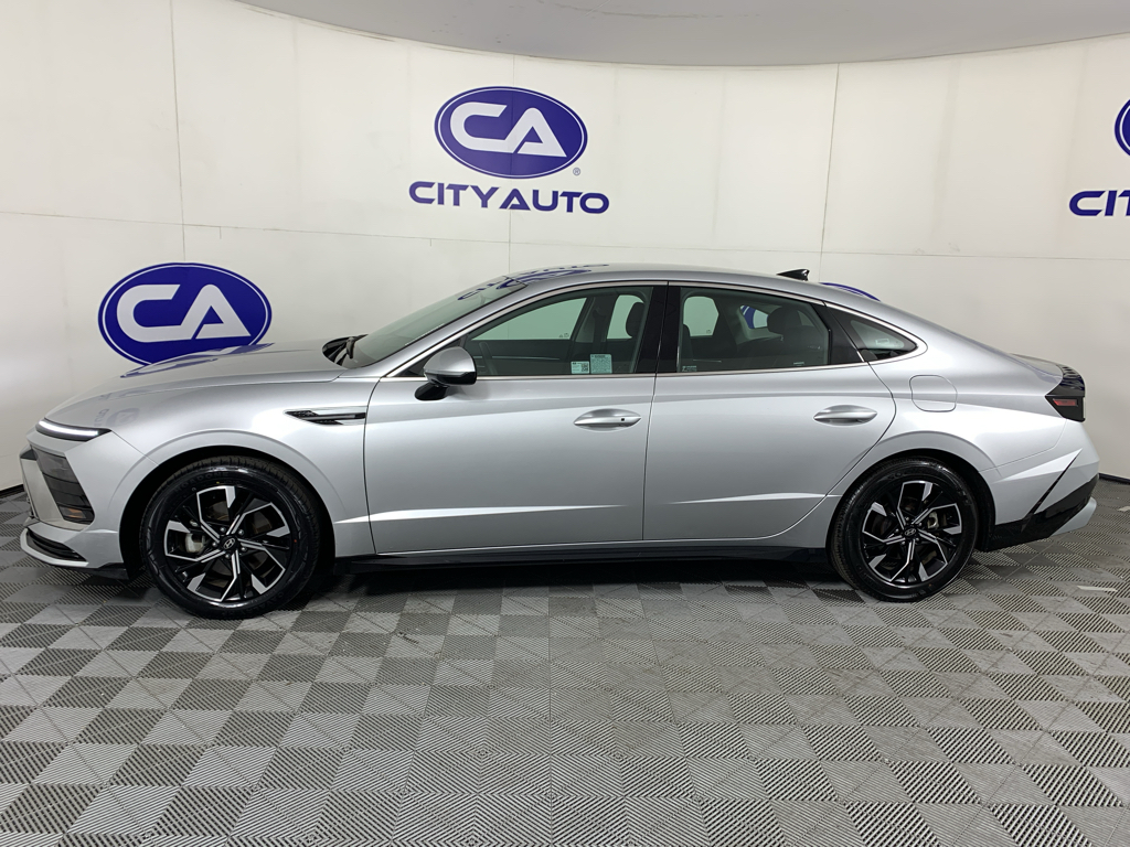 Vehicle photo 6