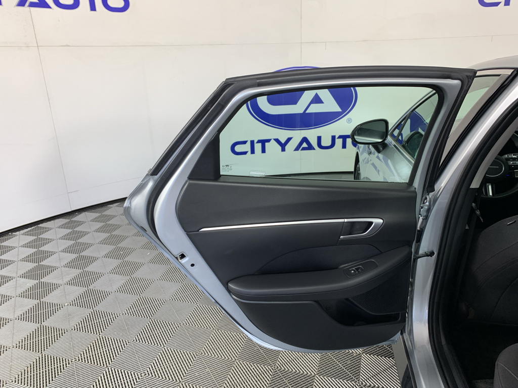 Vehicle photo 30