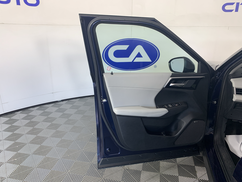 Vehicle photo 13