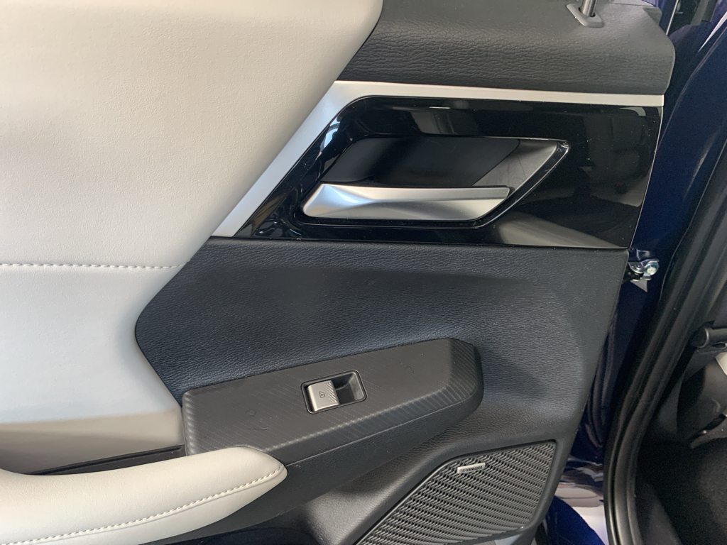 Vehicle photo 30