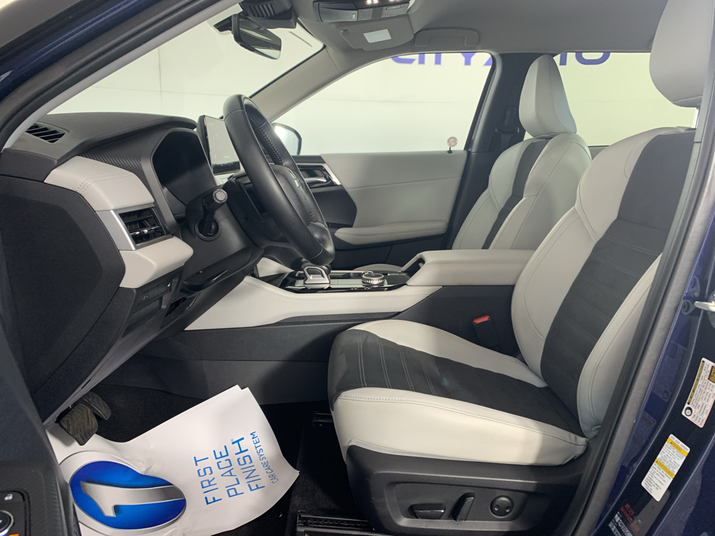Vehicle photo 15