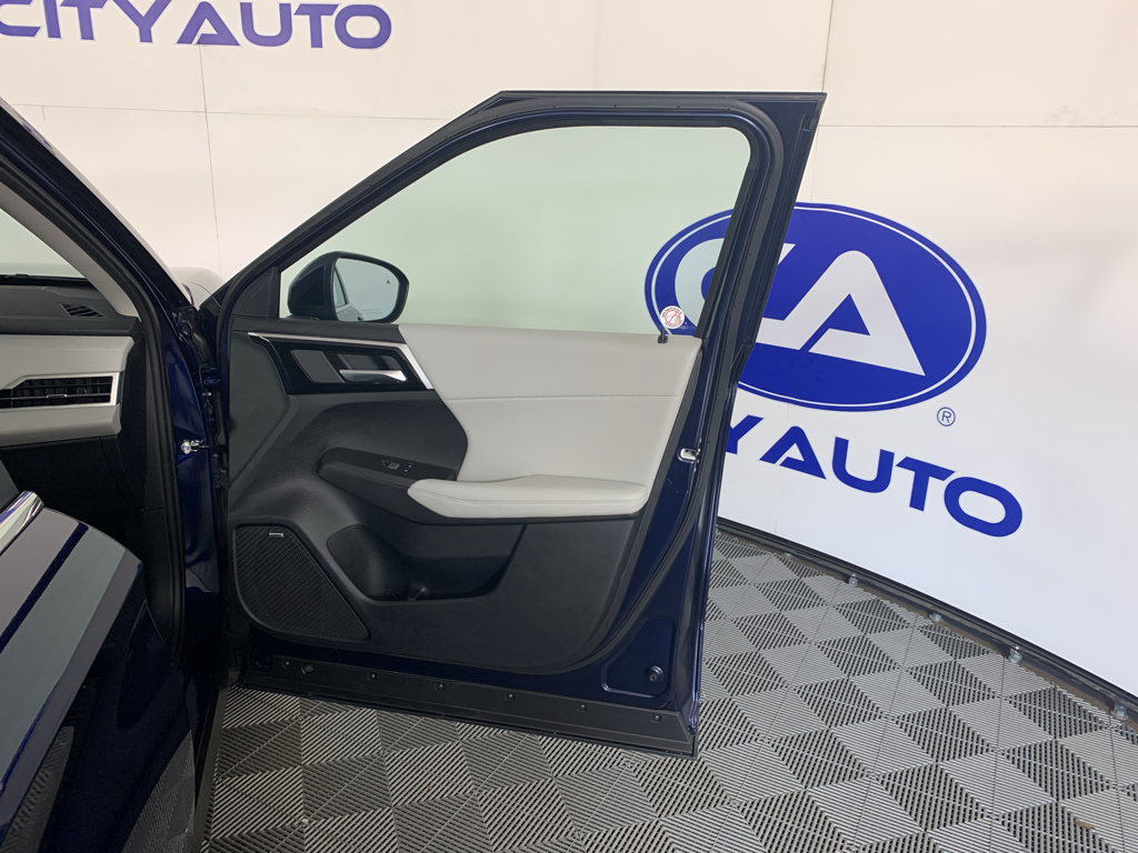 Vehicle photo 37