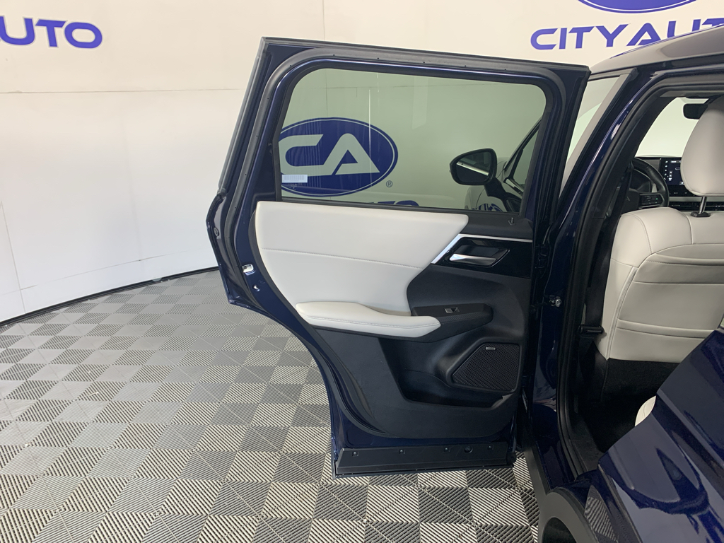 Vehicle photo 29
