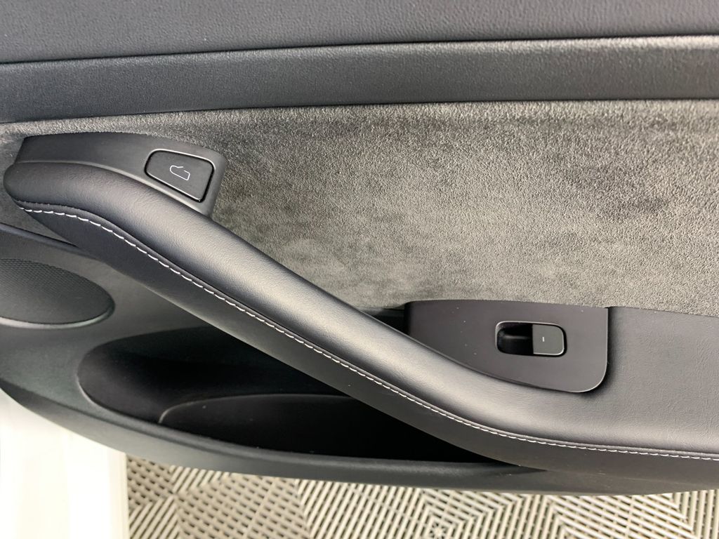Vehicle photo 30