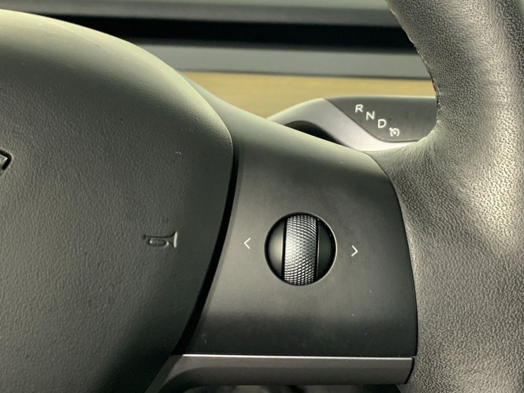 Vehicle photo 17