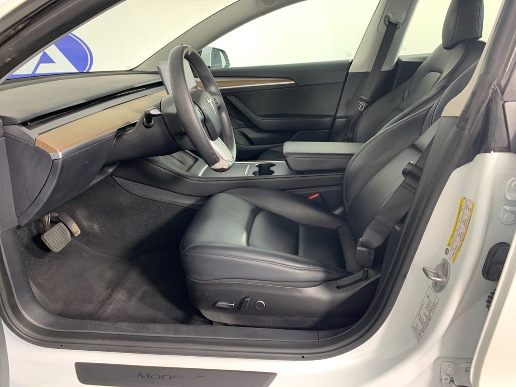 Vehicle photo 15