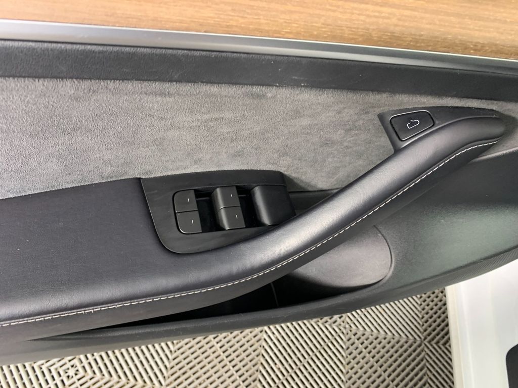 Vehicle photo 14