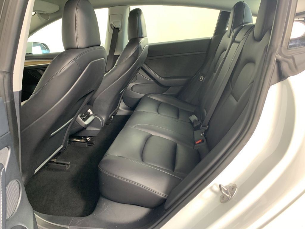Vehicle photo 27