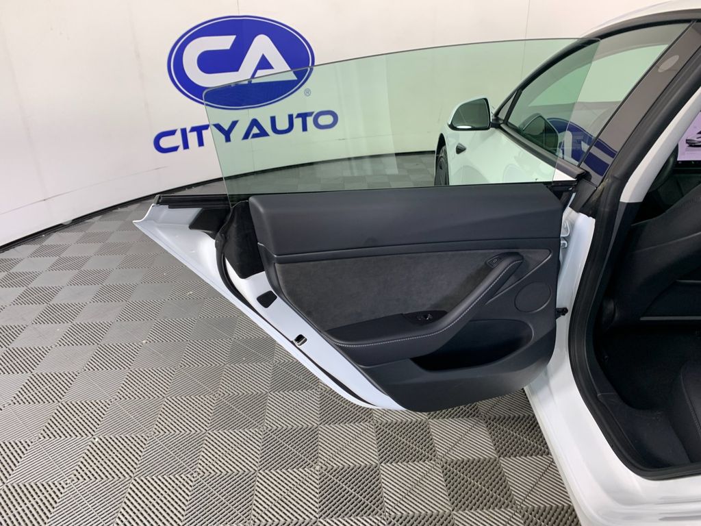 Vehicle photo 25
