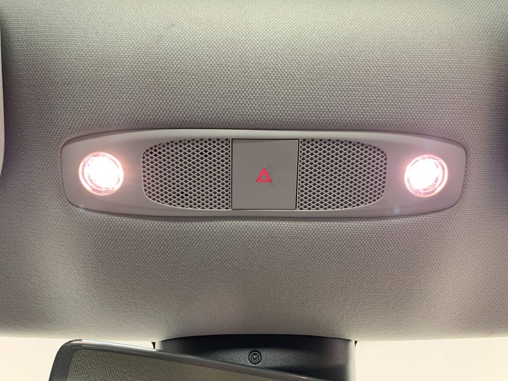 Vehicle photo 23