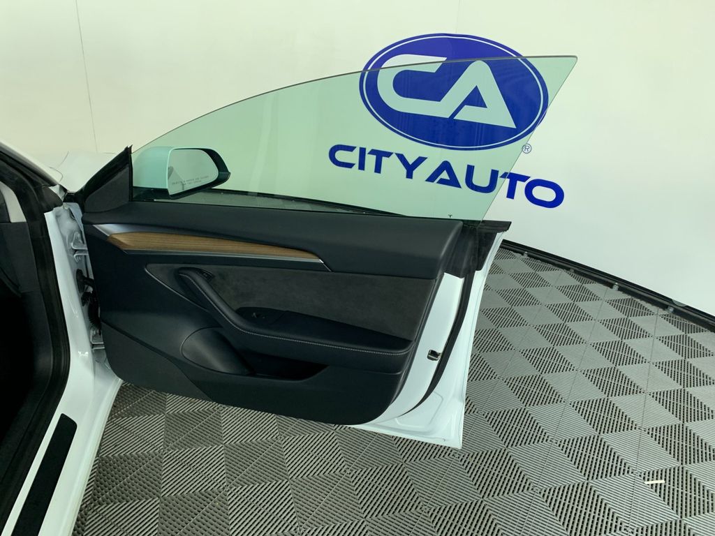 Vehicle photo 32