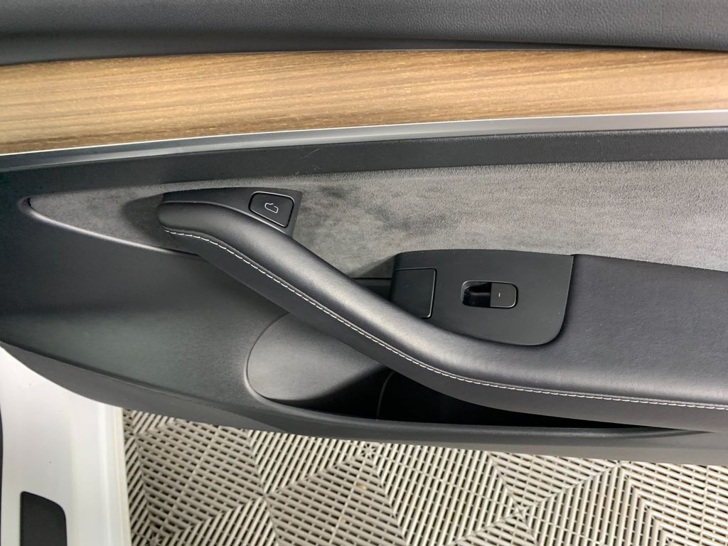 Vehicle photo 33
