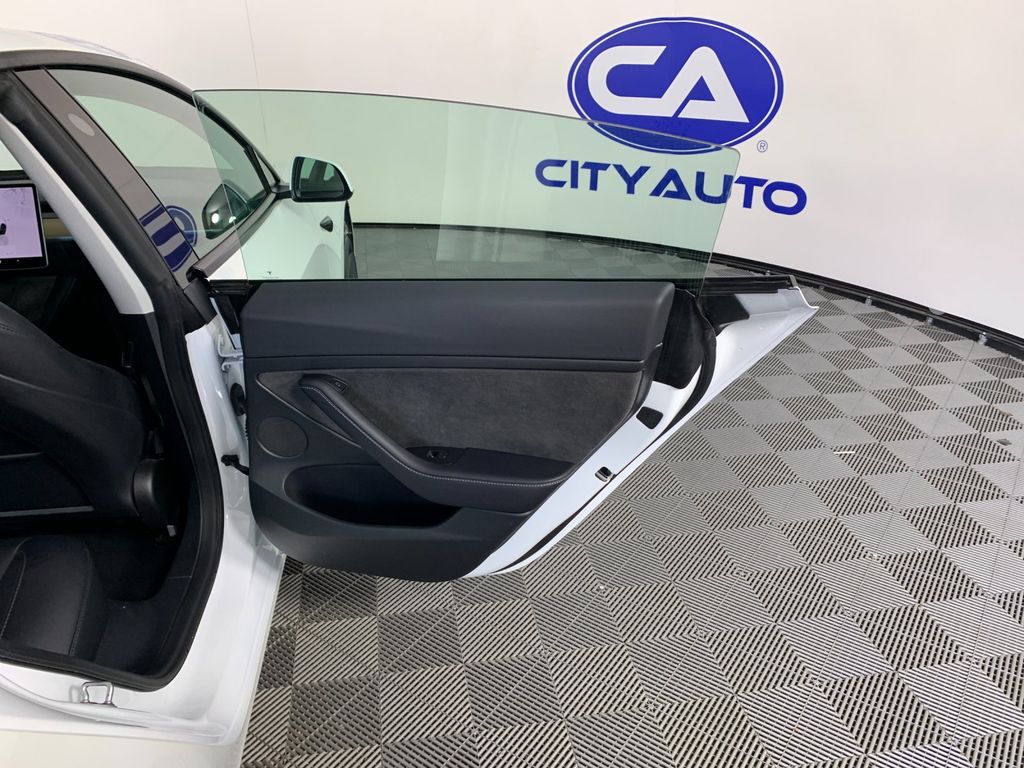 Vehicle photo 29