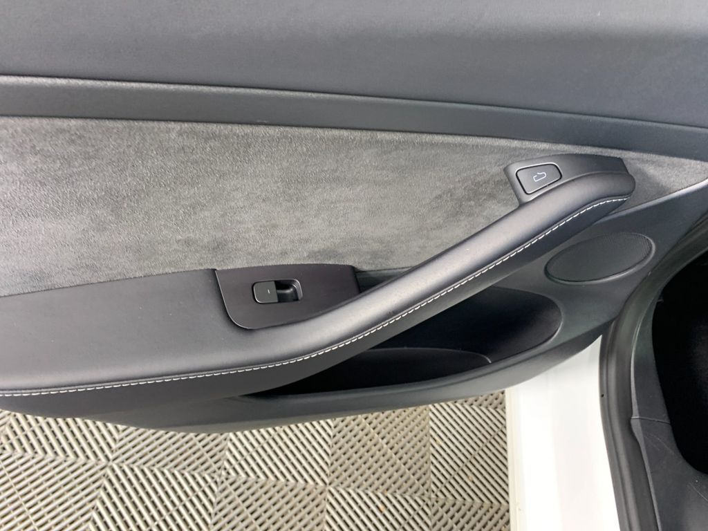 Vehicle photo 26