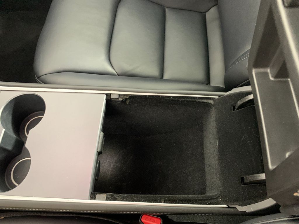 Vehicle photo 24