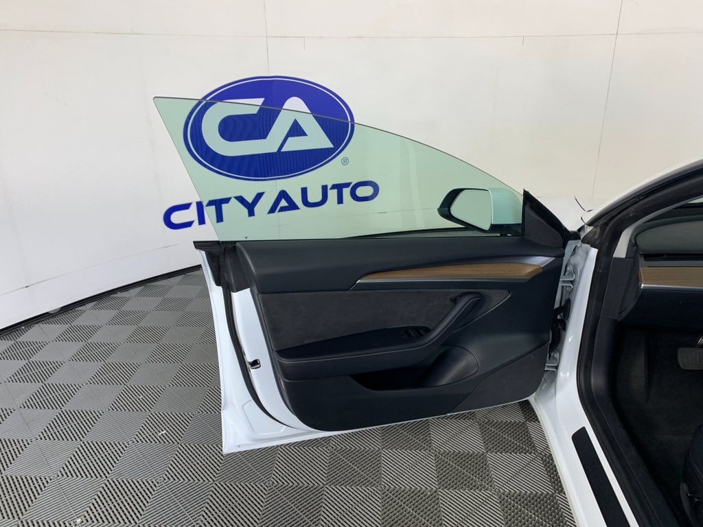 Vehicle photo 13