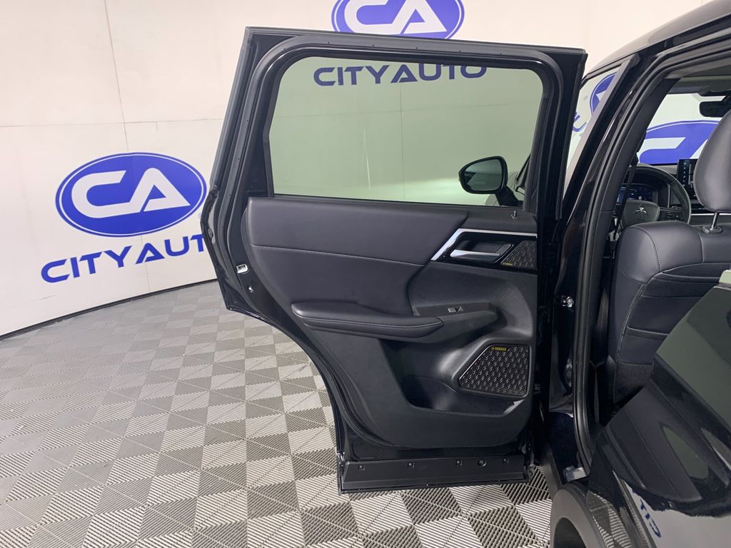 Vehicle photo 30