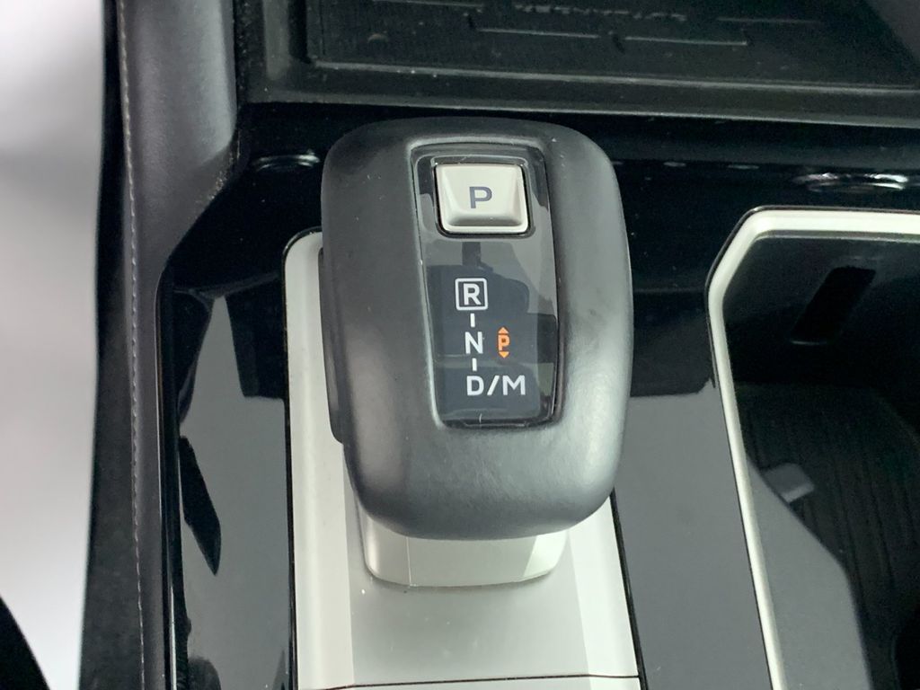 Vehicle photo 24