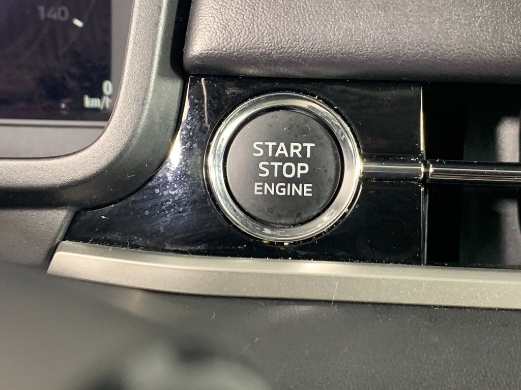 Vehicle photo 17