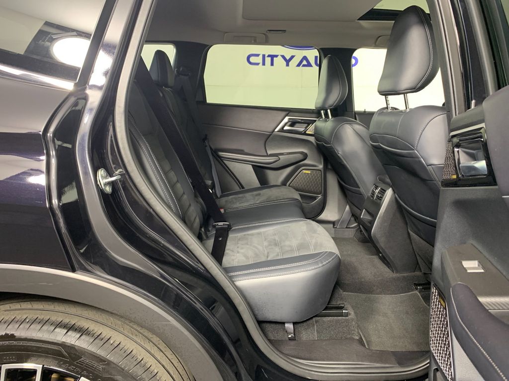 Vehicle photo 38