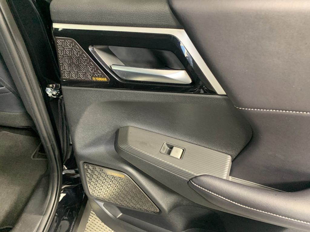Vehicle photo 37