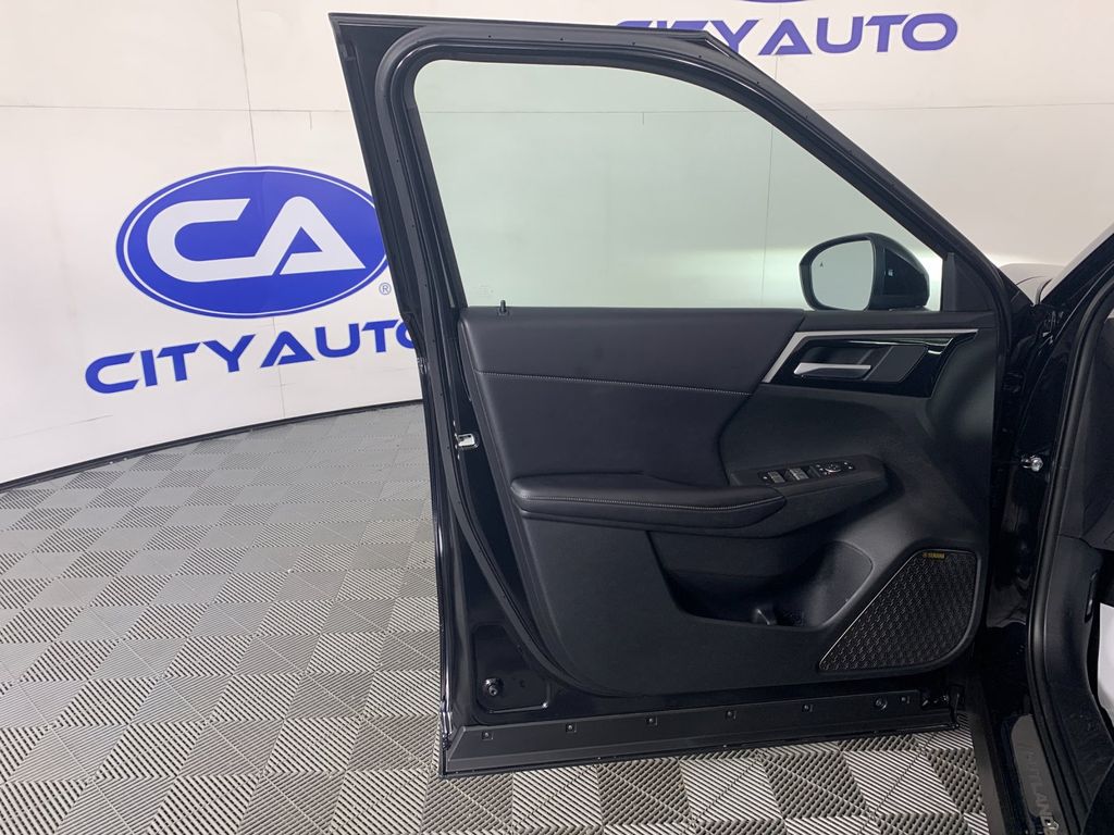 Vehicle photo 13