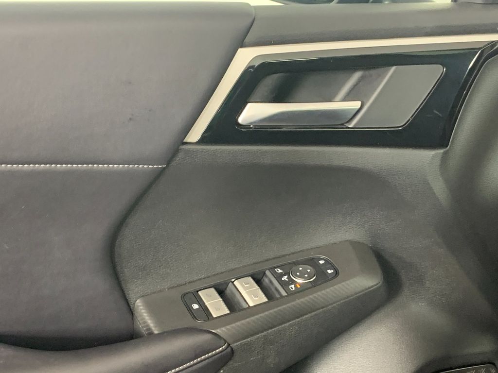 Vehicle photo 14