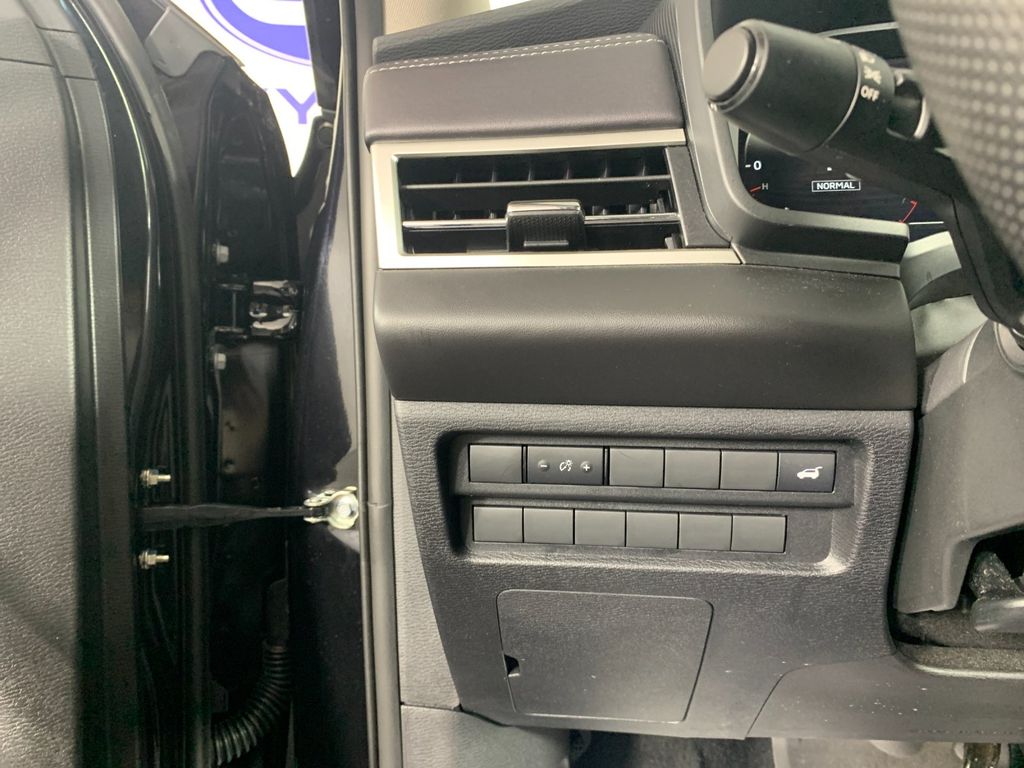 Vehicle photo 16