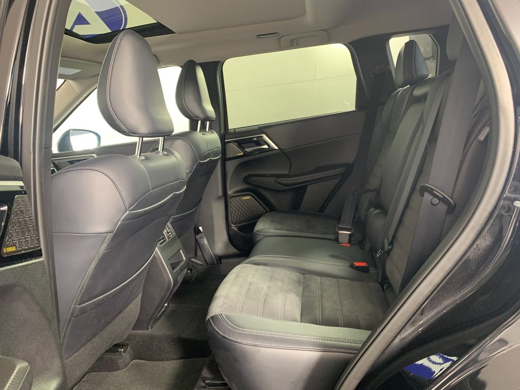 Vehicle photo 32