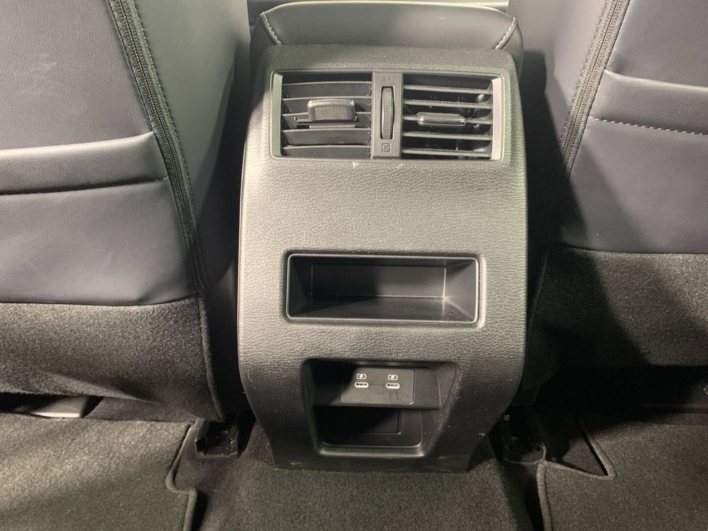 Vehicle photo 33
