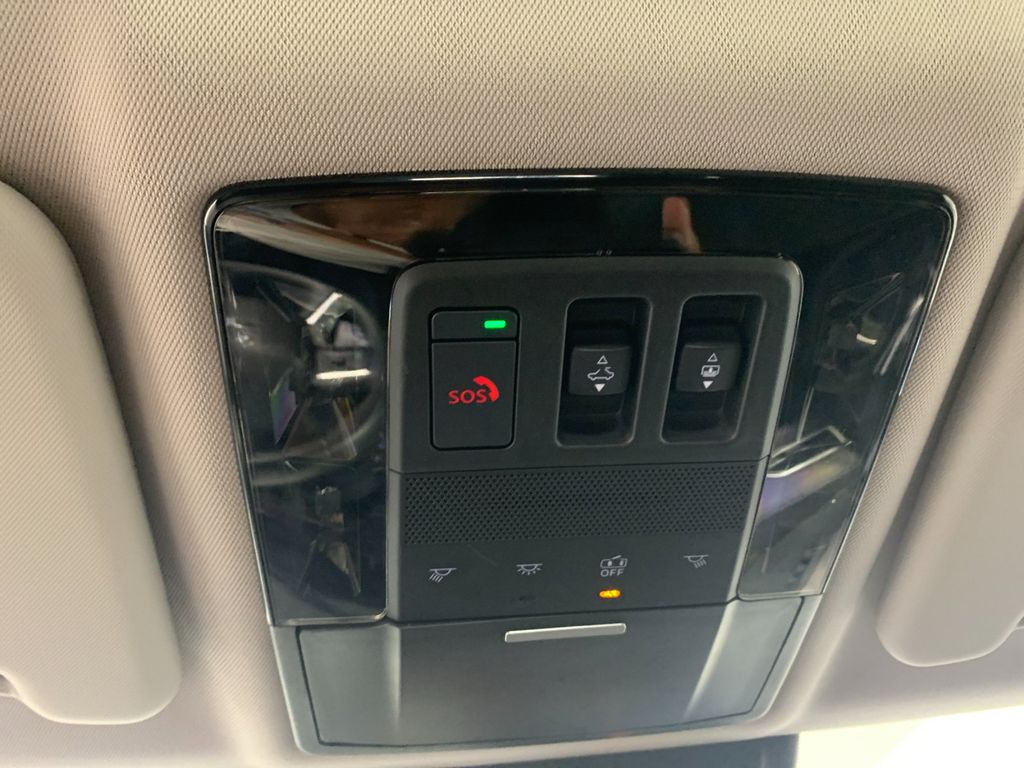 Vehicle photo 28