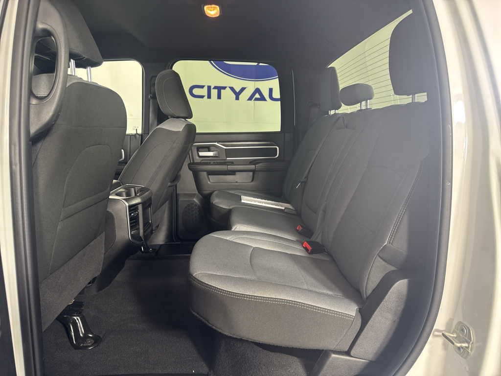 Vehicle photo 28