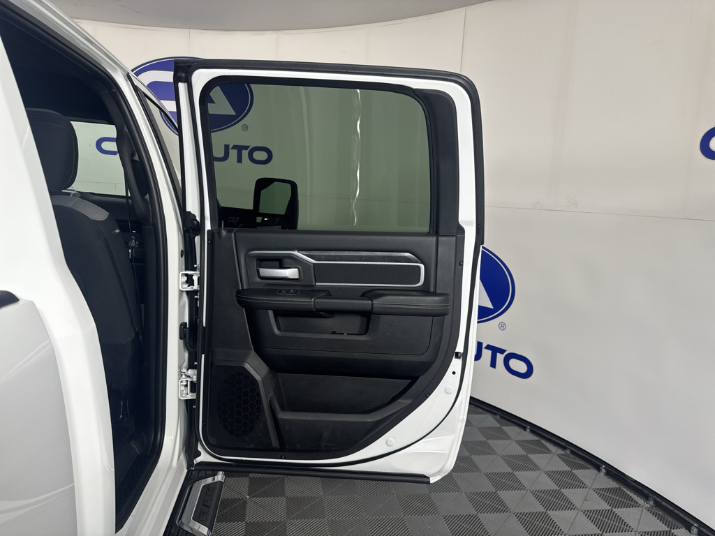 Vehicle photo 30