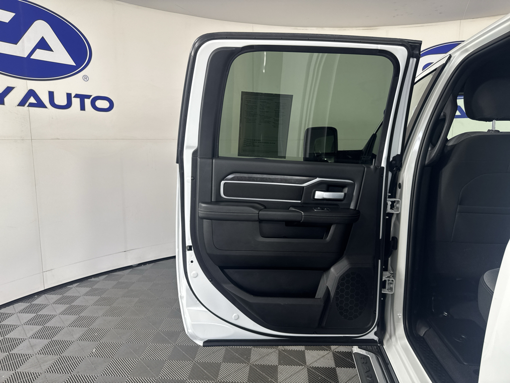 Vehicle photo 26