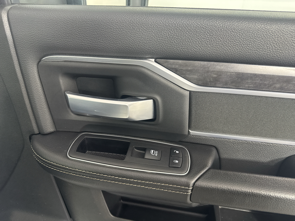 Vehicle photo 34