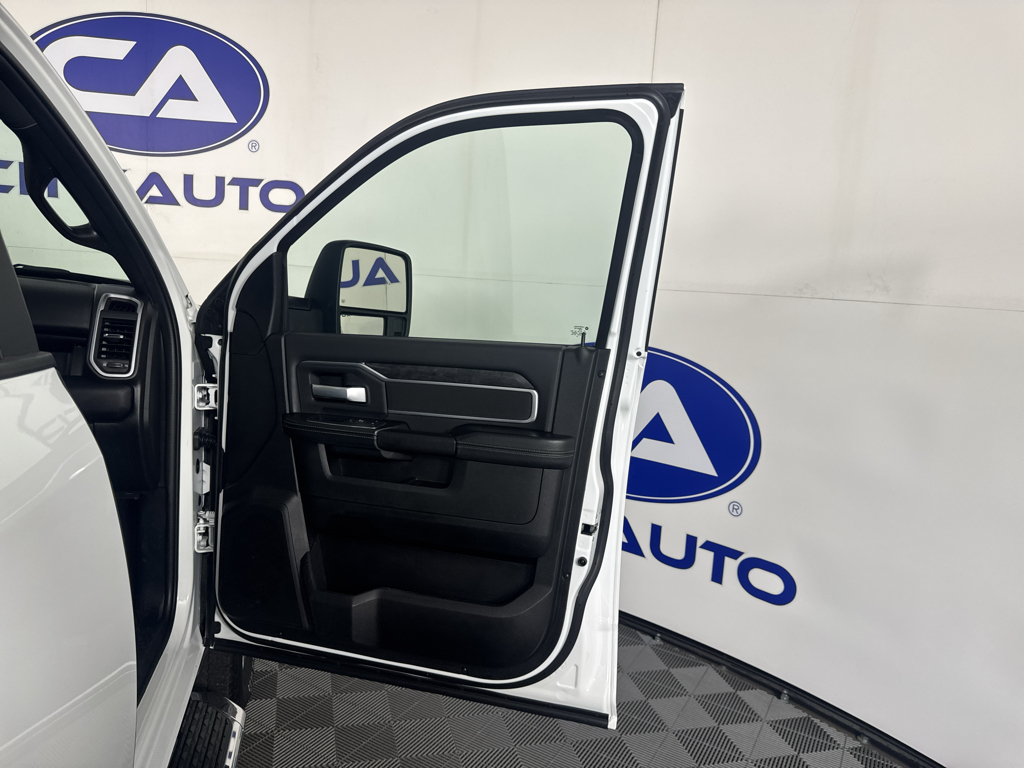 Vehicle photo 33