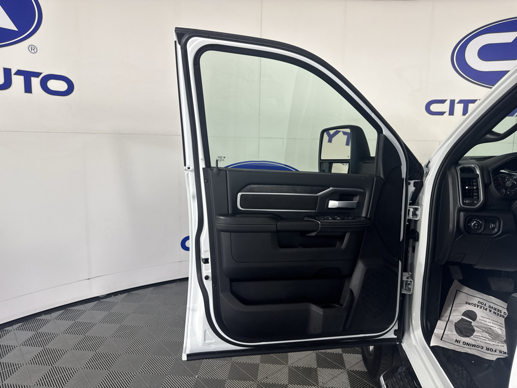 Vehicle photo 12
