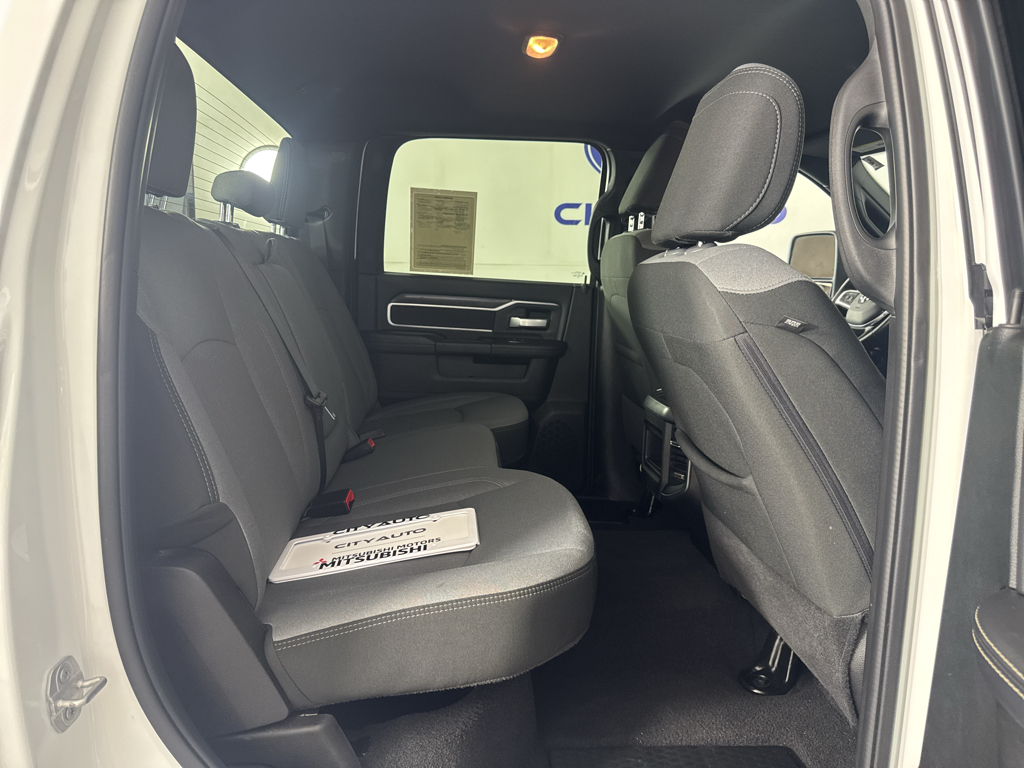 Vehicle photo 32