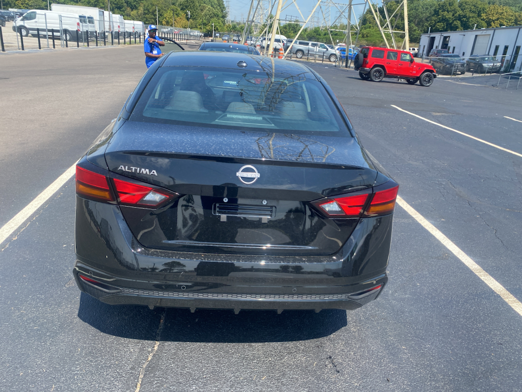 Vehicle photo 3