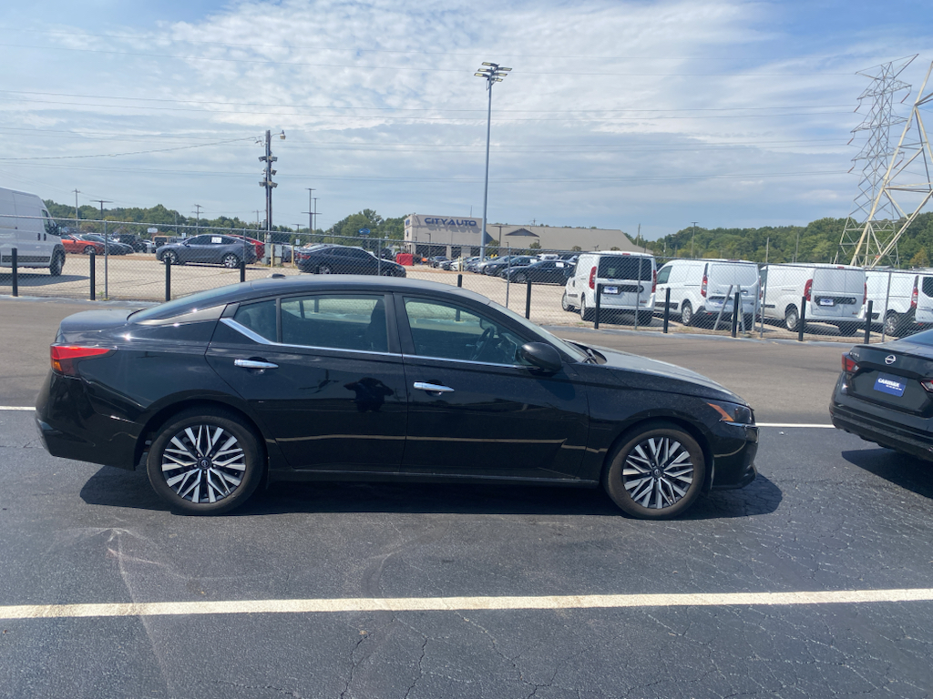 Vehicle photo 4