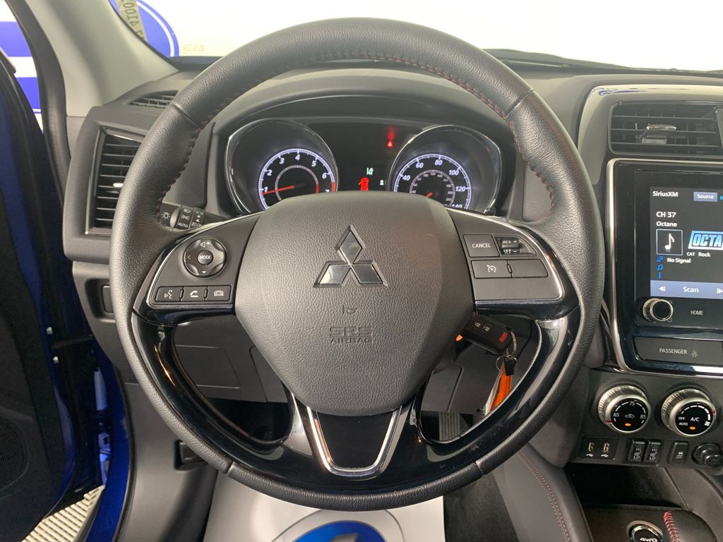 Vehicle photo 19