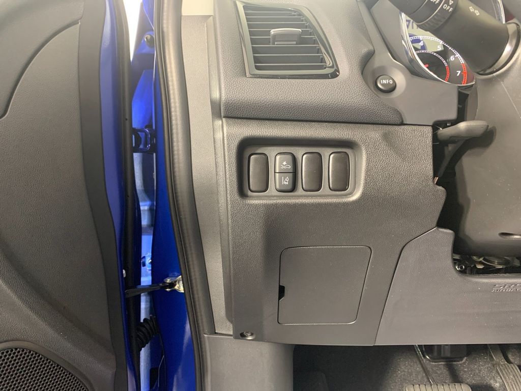 Vehicle photo 16
