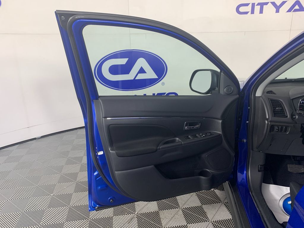 Vehicle photo 13