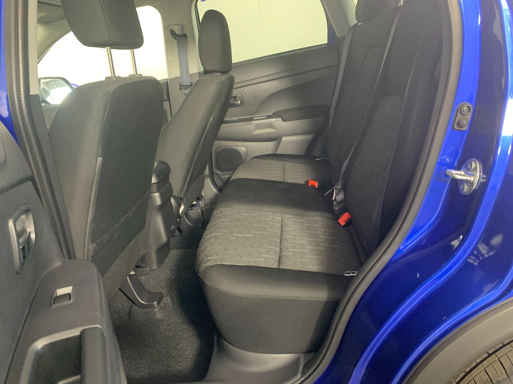 Vehicle photo 30